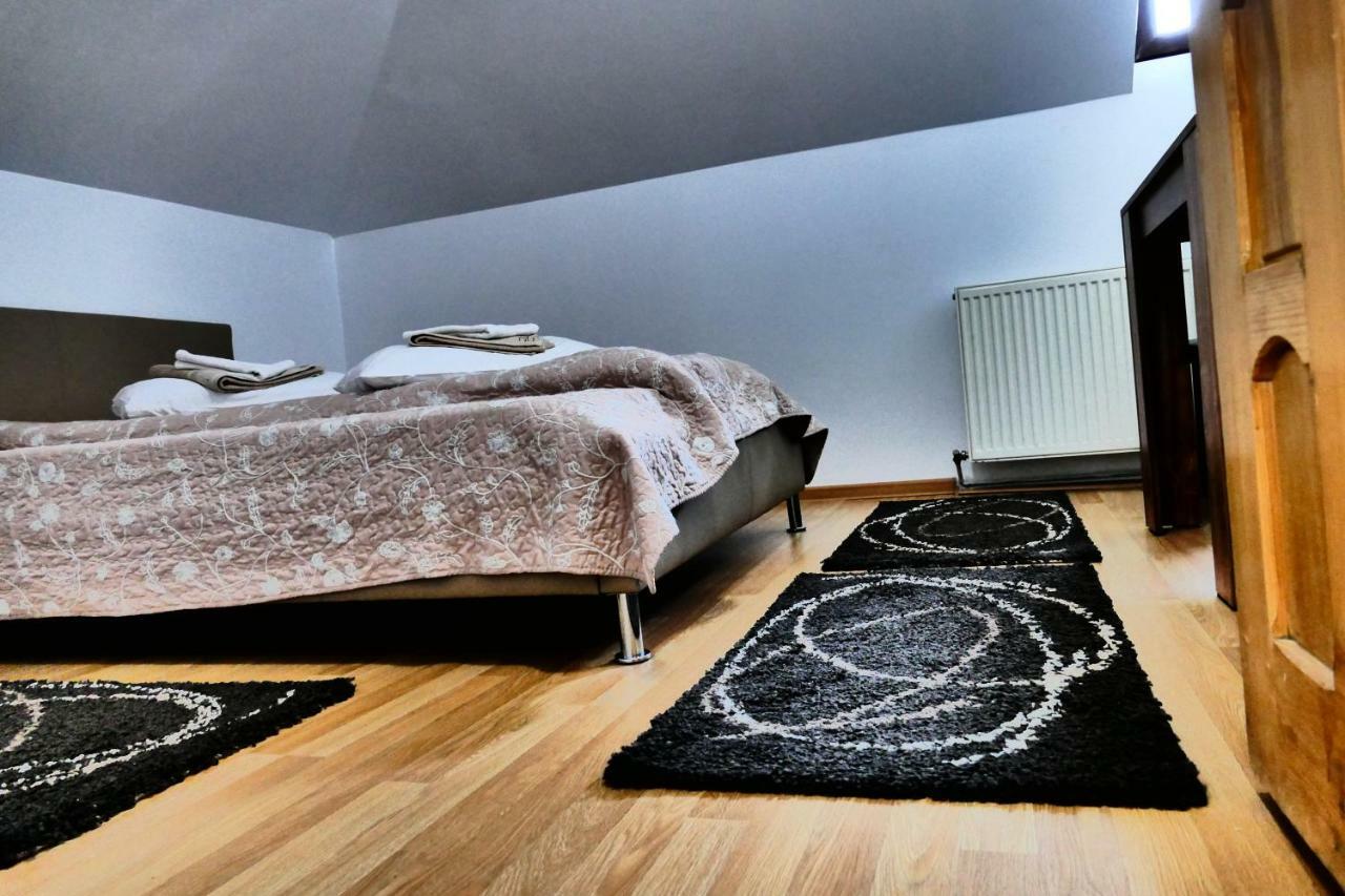 Pensiunea Roua Florilor Hotel Анина Екстериор снимка